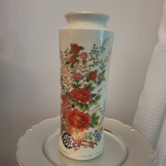 JAPANESE PORCELAIN FLORAL VASE DESIGN - Picture 3 of 5